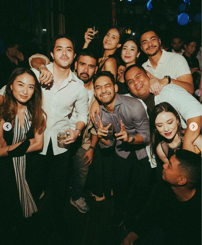 Para tamu undangan yang hadir terlihat kompak mengenakan busana berwarna hitam dan putih. Tak lupa mereka kemudian berfoto bersama untuk mengabadikan momen membahagiakan tersebut. Foto: Instagram/@anyageraldine