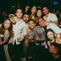 Para tamu undangan yang hadir terlihat kompak mengenakan busana berwarna hitam dan putih. Tak lupa mereka kemudian berfoto bersama untuk mengabadikan momen membahagiakan tersebut. Foto: Instagram/@anyageraldine