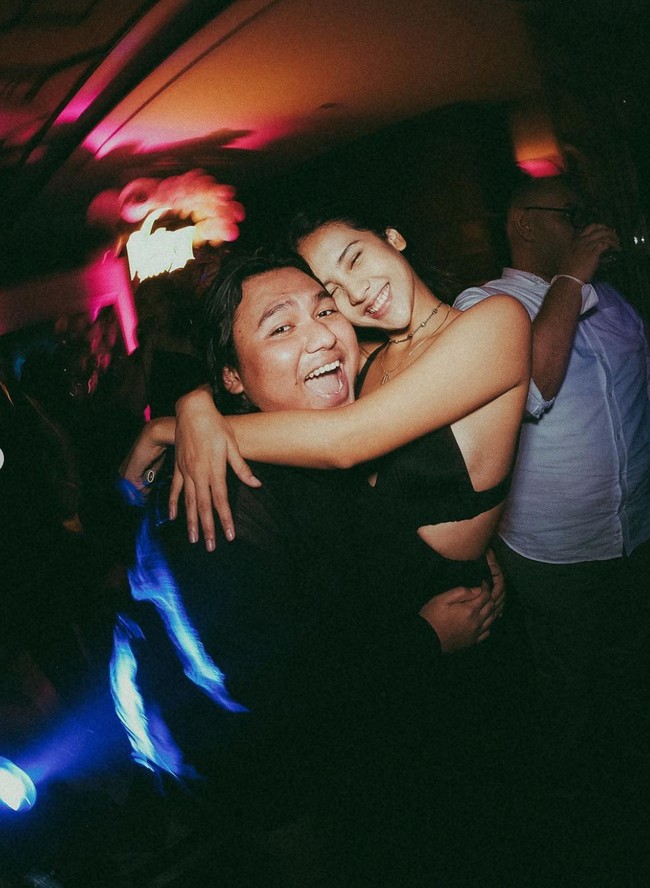 Di momen perayaan ulang tahun Nadif, Anya juga terlihat berfoto bersama Keanu yang menjadi salah satu tamu undangan. Sama-sama mengenakan busana berwarna hitam, keduanya terlihat berpelukan. Foto: Instagram/@anyageraldine