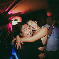 Di momen perayaan ulang tahun Nadif, Anya juga terlihat berfoto bersama Keanu yang menjadi salah satu tamu undangan. Sama-sama mengenakan busana berwarna hitam, keduanya terlihat berpelukan. Foto: Instagram/@anyageraldine