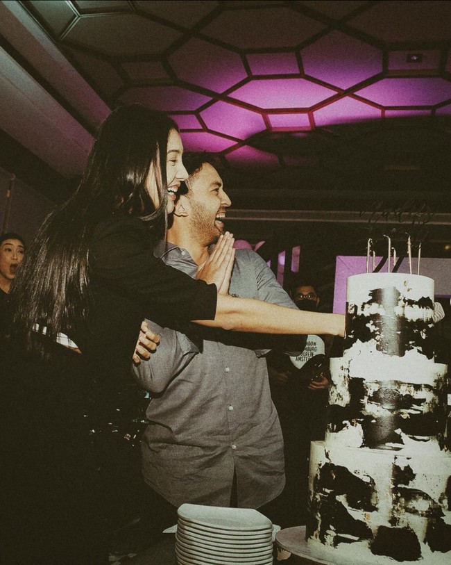 Anya Geraldine baru saja terlihat memberikan kejutan pesta ulang tahun untuk kekasihnya, Nadif Zahiruddin. Momen keseruan perayaan ulang tahun Nadif itu kemudian diunggah oleh Anya Geraldine ke akun Instagram pribadinya. Foto: Instagram/@anyageraldine