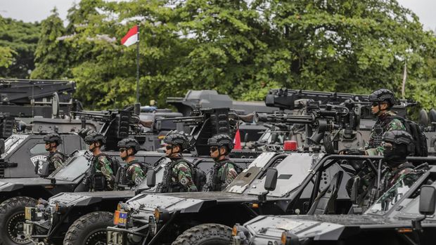 TNI mengikuti apel persiapan pengamanan KTT G20 mendatang di Denpasar, Bali, ,Senin (7/11/2022). Sebanyak 18.030 tim gabungan dari TNI-POlri akan mengamankan Konferensi Tingkat Tinggi (KTT) G20 Head of State and Government Summit pada 15-16 November 2022 mendatang di Nusa Dua, Bali. (Photo by Johannes P. Christo/Anadolu Agency via Getty Images)