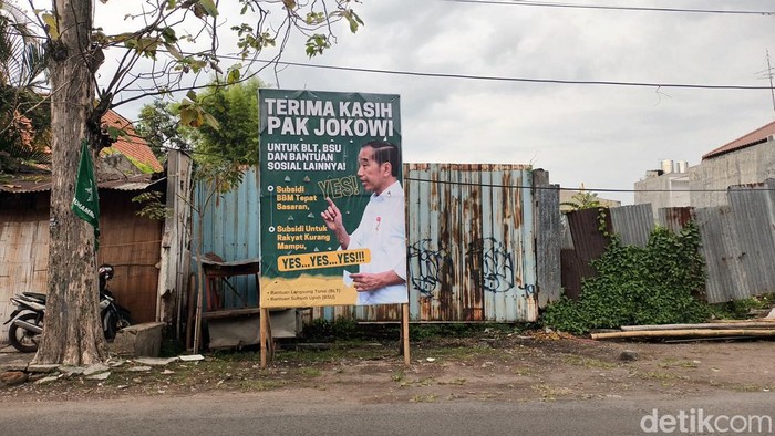 Baliho 'Terima kasih Pak Jokowi' yang bakal dicopot Gibran, Solo, Selasa (8/11/2022). Baliho 'Terima kasih Pak Jokowi' yang bakal dicopot Gibran, Solo, Selasa (8/11/2022).