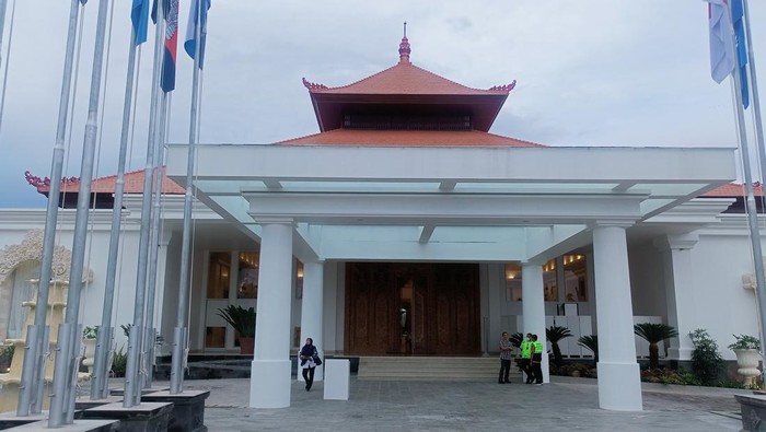 Bangunan utama di Terminal VVIP Bandara Ngurah Rai Bali bernuansa putih dipadukan ornamen kearifan lokal menambah kesan elegan.