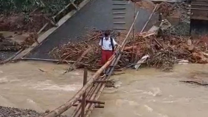 banjir di trenggalek menyebabkan ratusan warga terisolir