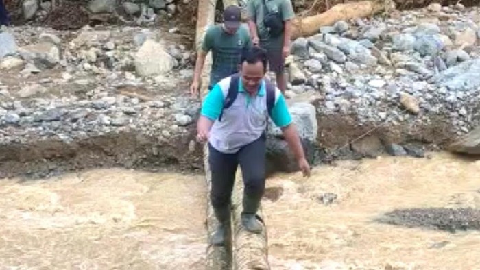 banjir di trenggalek menyebabkan ratusan warga terisolir