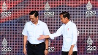 Jokowi didampingi oleh Menteri Koordinator Bidang Kemaritiman dan Investasi Luhut Binsar Pandjaitan saat mengecek kesiapan terakhir penyelenggaraan KTT G20. Muchlis Jr/Biro Pers Sekretariat Presiden.