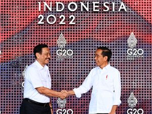 Jokowi Ulang Tahun, Luhut Cerita Kesederhanaan Lewat Sepatu Lokal