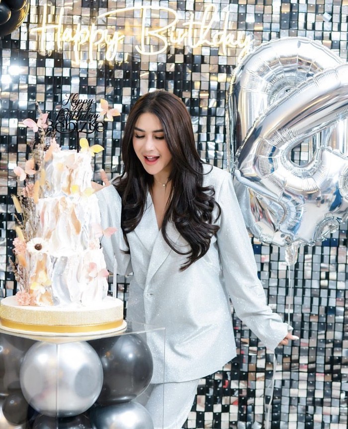 Bebizie Awet Cantik di Ulang Tahun ke-40 yang Dipennuhi Kue Mewah Bebizie Awet Cantik di Ulang Tahun ke-40 yang Dipennuhi Kue Mewah