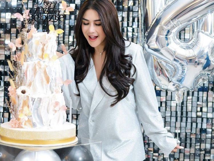 Bebizie Awet Cantik di Ulang Tahun ke-40 yang Dipennuhi Kue Mewah