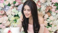  Setiap momen tiup lilinnya selalu dilakukan dengan meriah dan cantik. Tak hanya kue-kue saja, Bebizie juga menyiapkan banyak gaun cantik. Foto: Instagram @bebizie
