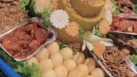 Selain kue mewah bentuk floral, Bebizie juga dapat kiriman tumpeng mewah aneka lauk. Mulai dari ayam goreng, telur, udang, sampai mie goreng. Foto: Instagram @bebizie