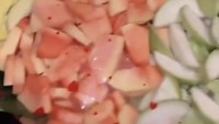 Karena penggemar rujak, perayaan ulang tahunnya juga dilengkapi buah-buahan enak satu nampan lengkap dengan bumbu rujaknya.Foto: Instagram @bebizie