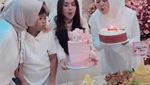 Bebizie Awet Cantik di Ulang Tahun ke-40 yang Dipennuhi Kue Mewah