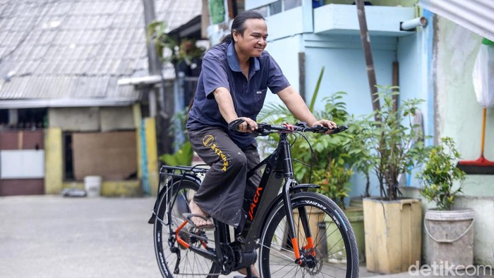 Bengkel Ini Ubah Sepeda Manual Jadi Sepeda Elektrik Anda mengidamkan sepeda listrik yang keren? Di bengkel ini, sepeda manual bisa diubah menjadi sepeda listrik.