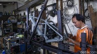 Dalam mengerjakan konversi sepeda elektrik ini, ia dibantu oleh sang anak Haryo Bimantara (19) dan satu pekerja lainnya.