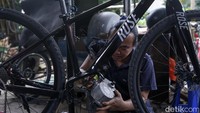 Kelik Sudaryanto (40) pemilik dari bengkel las alumunium Kelik tengah mengubah sepeda manual menjadi sepeda elektrik di kawasan Pondok Gede, Jawa Barat, Selasa (8/11/2022).