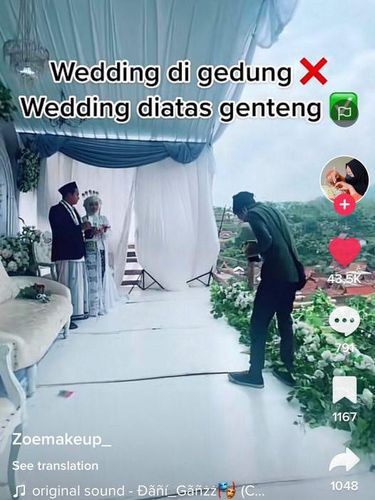 Beredar video lokasi pernikahan di atas genteng bikin netizen bingung.