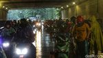 Bikin Macet, Pemotor dan Pedagang Mangkal di Kolong Tol