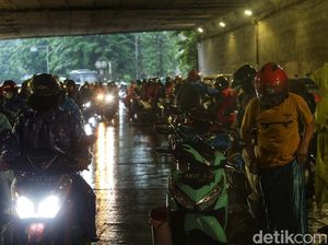 Pemotor Neduh di Kolong Jembatan Layang Bisa Kena Tilang