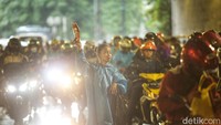 Tampak penjual jas hujan juga telah menunggu kedatangan pengendara.