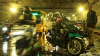 Akibatnya jalan ini menjadi sangat padat, selain hujan kepadatan di sini juga imbas jam pulang kerja.
