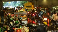 Para pedagang yang mengambil kesempatan juga memperburuk situasi, jalan yang menyempit membuat klakson nyaring bersahutan.