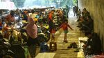 Bikin Macet, Pemotor dan Pedagang Mangkal di Kolong Tol