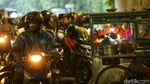 Bikin Macet, Pemotor dan Pedagang Mangkal di Kolong Tol