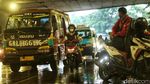 Bikin Macet, Pemotor dan Pedagang Mangkal di Kolong Tol