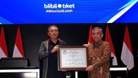 Direktur Pengawasan Transaksi dan Kaptuhan Bursa Efek Indonesia Kristian S Manullang (kanan) memberikan sertifikat pencatatan kepada CEO & Co-Founder Blibli Kusumo Martanto (kiri) pada acara Pencatatan Perdana Saham PT Global Digital Niaga Tbk (Blibli) di Bursa Efek Indonesia (BEI), Jakarta, Selasa (8/11/2022). 