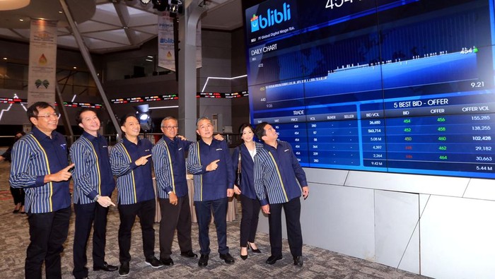 Blibli Resmi Melantai di Bursa Efek Indonesia Direktur Pengawasan Transaksi dan Kaptuhan Bursa Efek Indonesia Kristian S Manullang (kanan) memberikan sertifikat pencatatan kepada CEO & Co-Founder Blibli Kusumo Martanto (kiri) pada acara Pencatatan Perdana Saham PT Global Digital Niaga Tbk (Blibli) di Bursa Efek Indonesia (BEI), Jakarta, Selasa (8/11/2022).