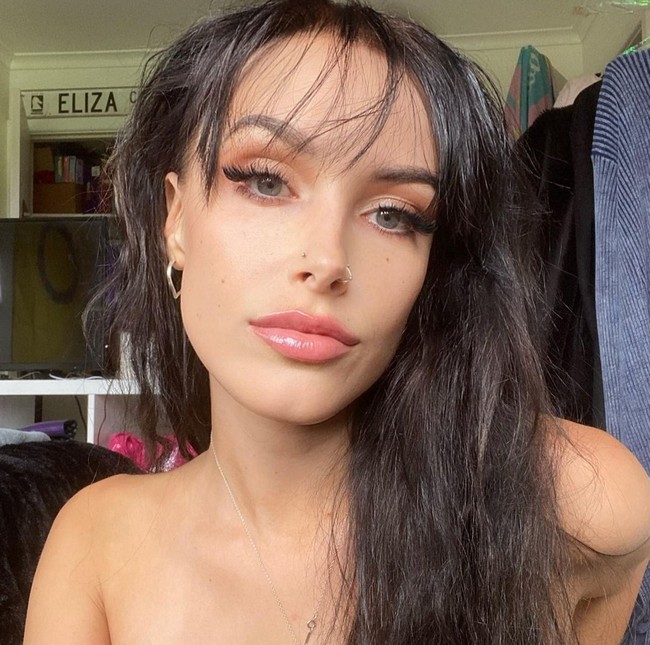 Blume kini mengidentifikasikan dirinya sebagai interseks. Foto: Dok. Instagram/@blumekind_