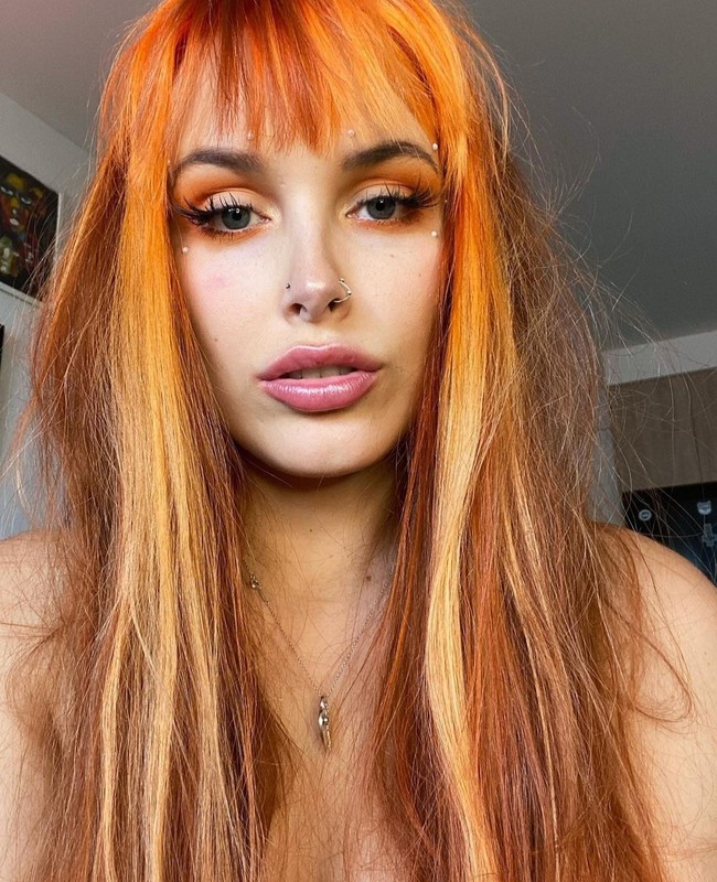 Inilah penampilannya dengan identitas gender barunya itu. Dia mengaku hanya mengidentifikasi dirinya sebagai interseks, meski dia selama ini tumbuh sebagai perempuan. Foto: Dok. Instagram/@blumekind_