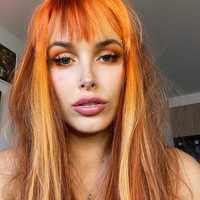 Inilah penampilannya dengan identitas gender barunya itu. Dia mengaku hanya mengidentifikasi dirinya sebagai interseks, meski dia selama ini tumbuh sebagai perempuan. Foto: Dok. Instagram/@blumekind_