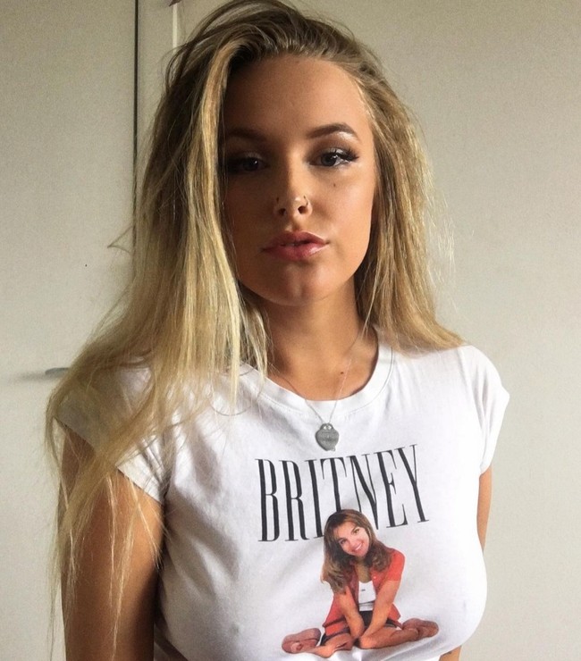 “Ya percaya atau tidak, aku sebenarnya bukan perempuan secara biologis. Aku terlihat seperti perempuan, tetapi bukan itu yang dikatakan DNA saya,” ungkapnya lewat video TikTok yang telah ditonton lebih dari 700 ribu kali.Foto: Dok. Instagram/@blumekind_