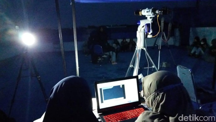 BMKG melakukan pemantauan gerhana bulan total di Makassar, Sulsel.