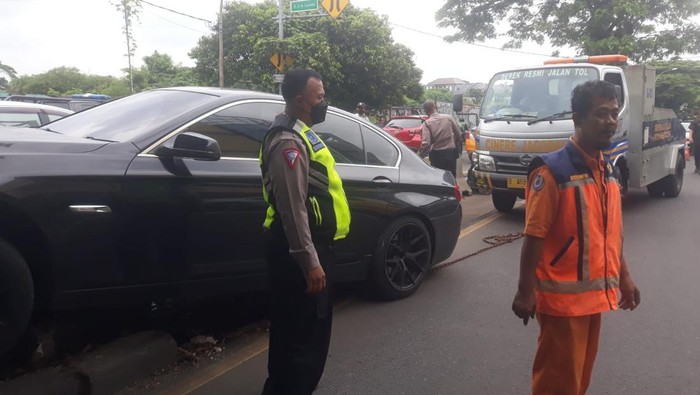 BMW tabrak pembatas jalan di Jl Juanda Depok.
