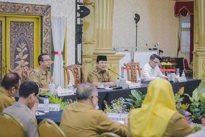 Bupati Hendy memberikan arahan ke sejumlah OPD