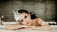 Model cantik itu memang beberapa kali memperlihatkan foto dirinya yang terbaring di rumah sakit. Namun ia juga sering mengunggah momen kulinernya. Foto: instagram @ayuaulia5252