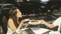 Salah satunya ketika Ayu Aulia sedang merayakan hari besar di restoran terbang yang viral itu. Ayu makan bareng siapa ya? Foto: instagram @ayuaulia5252