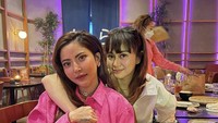 Ayu Aulia ternyata berteman dengan Denise Chariesta. Momen ini diambil ketika ia menghadiri pesta ulang tahun Denise. Foto: instagram @ayuaulia5252