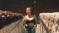 Wah Ayu tampaknya sudah siap menjalani hari-hari di Amerika Serikat. Ia tampak sedang berjalan sembari memegang sebotol jus segar. Foto: instagram @ayuaulia5252