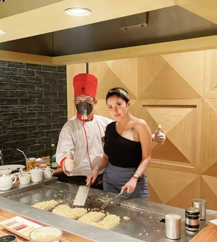 Cantiknya Ayu Aulia Saat Makan di Resto dan Masak Bareng Chef Cantiknya Ayu Aulia Saat Makan di Resto dan Masak Bareng Chef