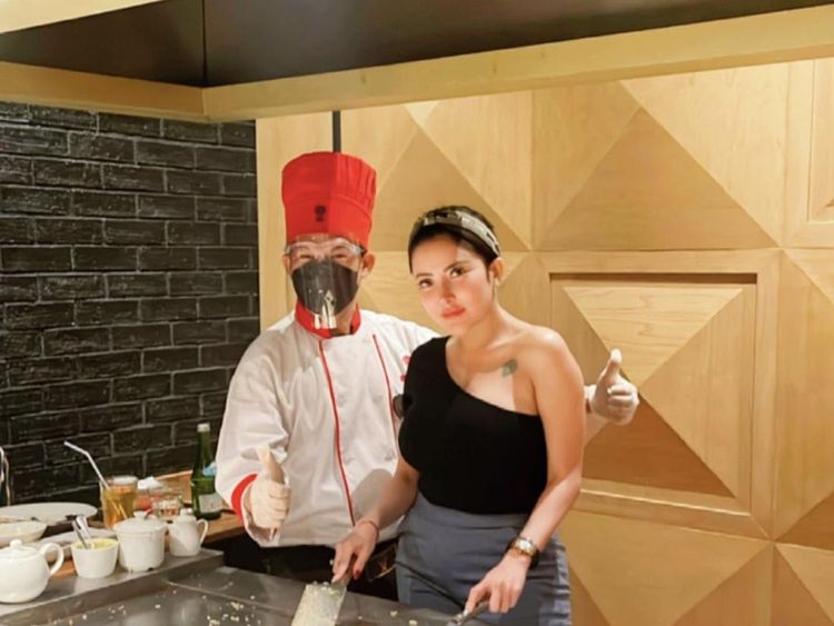 Cantiknya Ayu Aulia Saat Makan di Resto dan Masak Bareng Chef
