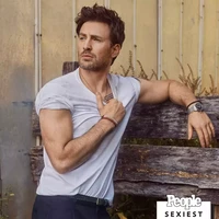 Sebagai Captain America, Chris Evans mendapat cukup banyak penghasilan dari MCU. Untuk Avengers: Infinity War pada 2018, ia menerima sekitar $ 15 juta (Rp 228 juta). Sementara Captain America: Civil War pada 2016, ia mendapat penghasilan dengan jumlah serupa. Foto: Dok. People