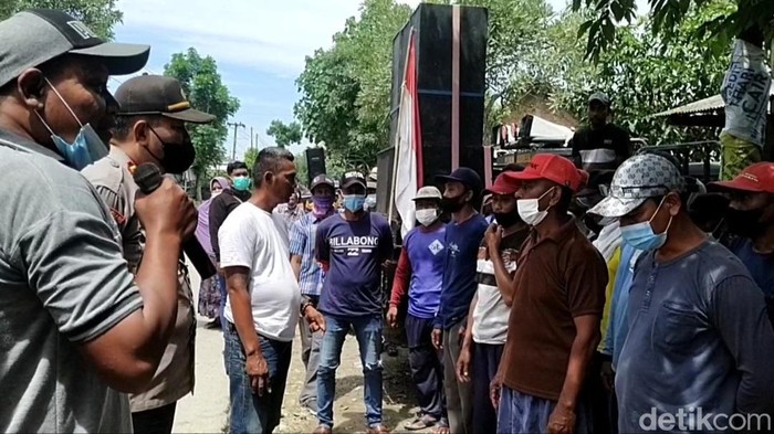Demo warga di Desa Bakalanpule, Lamongan menuntut kades setempat mundur