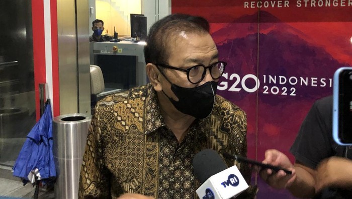 Eks Gubernur Jawa Timur Soekarwo atau Pakde Karwo usai diperiksa KPK, Selasa (8/11/2022).