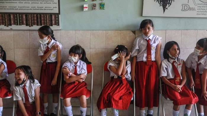 Sejumlah siswa menunggu giliran untuk disuntik vaksin saat kegiatan bulan imunisasi anak sekolah (BIAS) di SDS Santa Maria, Palangka Raya, Kalimantan Tengah, Selasa (8/10/2022). Program BIAS Difteri Tetanus (DT) dan Tetanus Difteri (TD) yang digelar rutin sebanyak dua kali dalam setahun ke sejumlah sekolah di kota tersebut guna menjamin pelajar mendapatkan perlindungan terhadap penyakit difteri dan tetanus. ANTARA FOTO/Makna Zaezar/aww.