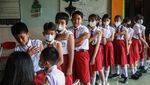 Ekspresi Siswa SD saat Disuntik Imunisasi